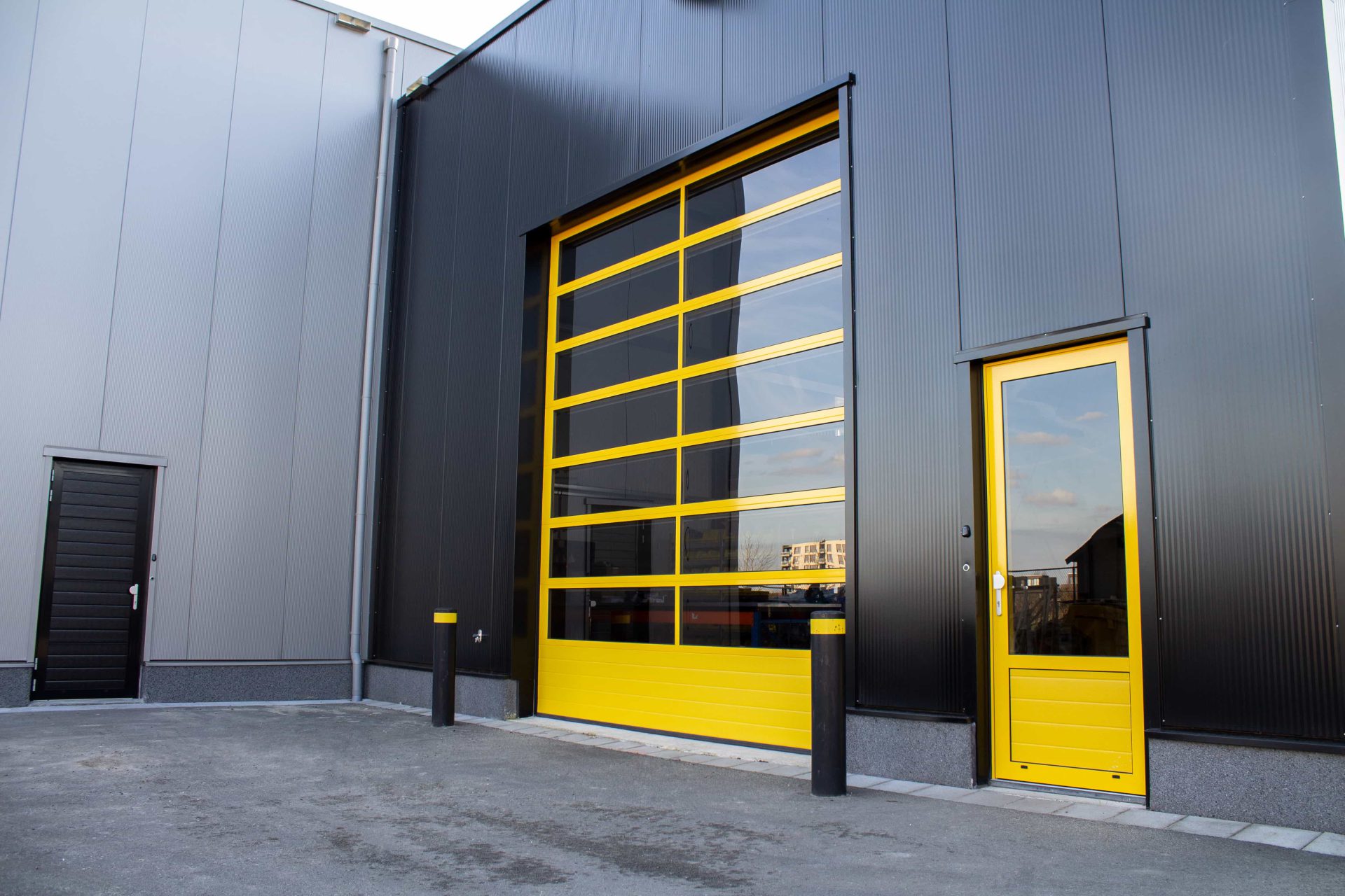 Overheaddeur in industriële omgeving