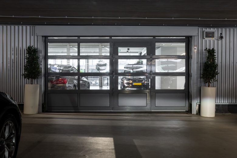 Sectionaal garagedeur met loopdeur