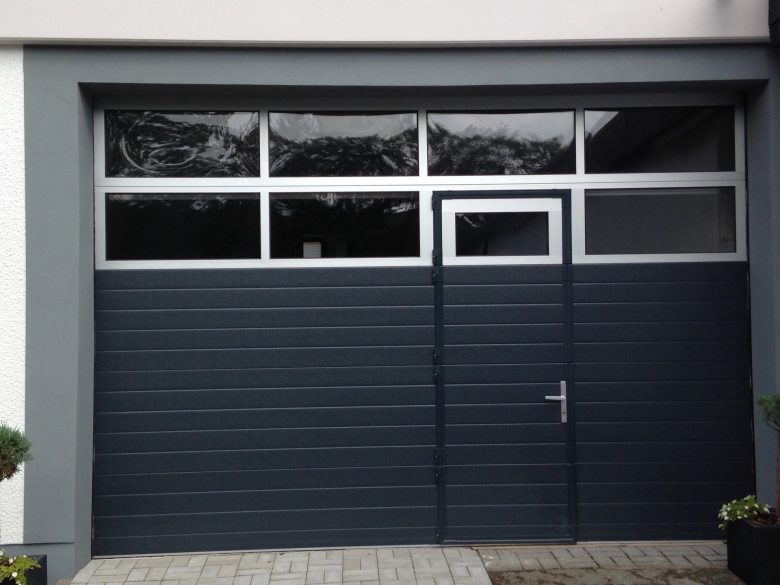 Loopdeur in garagedeur