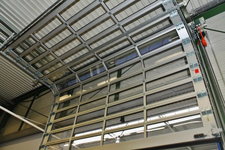 Overheaddeur gaat snel open.