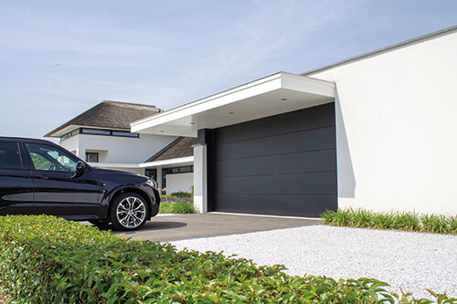 De garagedeur is een sieraad aan het huis